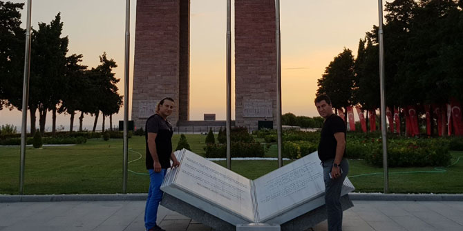 Şarkıcı Onur Akay Çanakkale Boğazı’nda feribotu kullandı