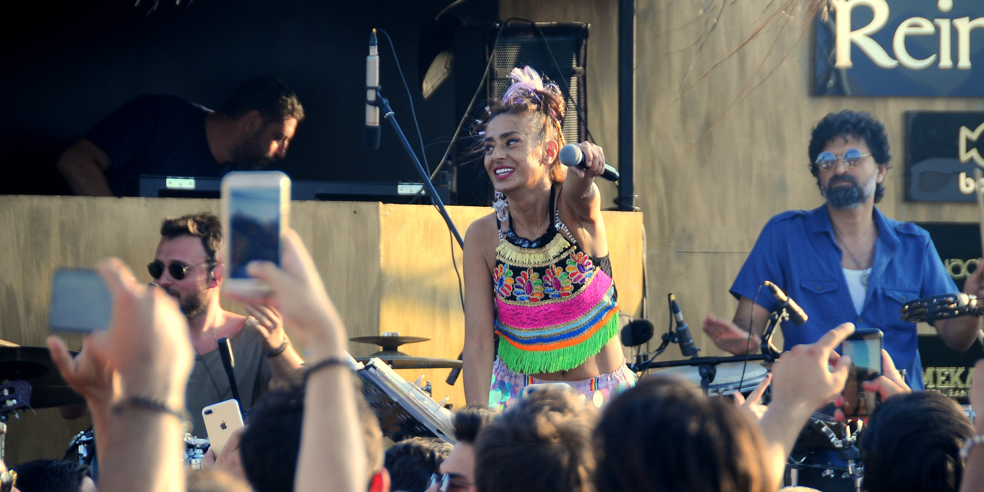 Alaçatı Nomads Yıldız Tilbe’yi ağırladı.