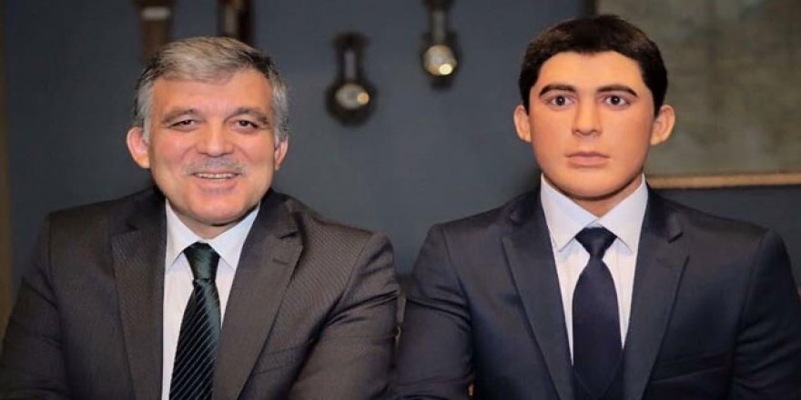 Gül Bal Mumu Heykeli ile Fotoğraf Çektirdi