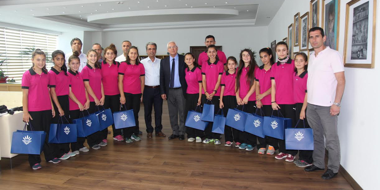 Bayan Futbol Takımından  Selvitopu'na Teşekkür Ziyareti