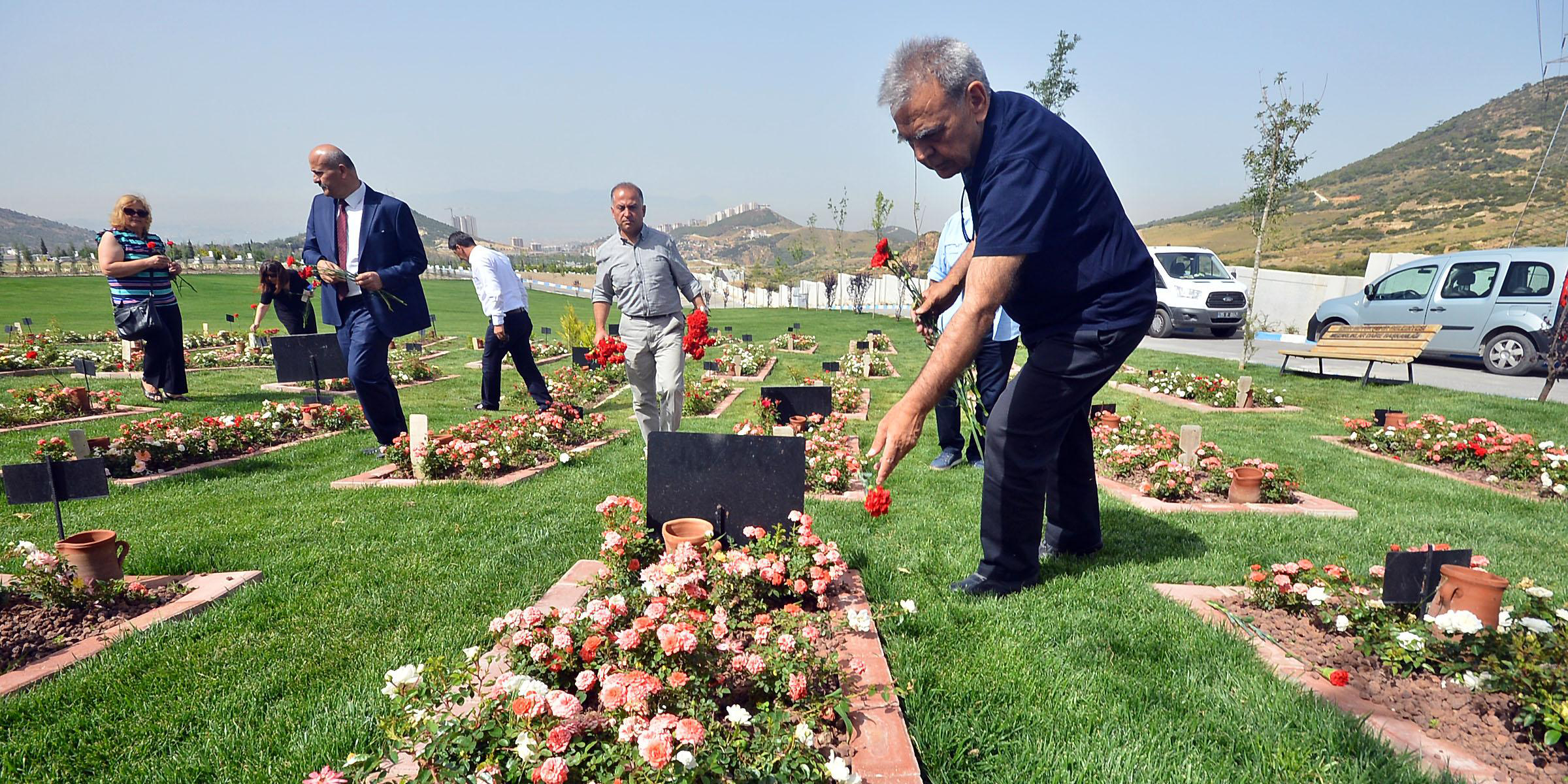 Aziz Kocaoğlu'ndan İnsanlık Görevi