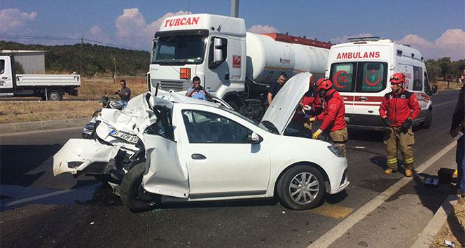 Korkunç kaza! Tır kırmızı ışıkta bekleyen otomobili biçti