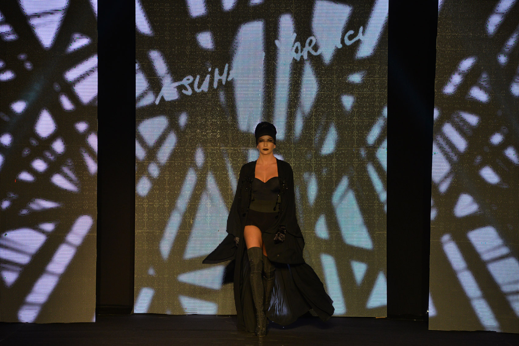 NESLİHAN YARGICI'DAN MUHTEŞEM DEFİLE