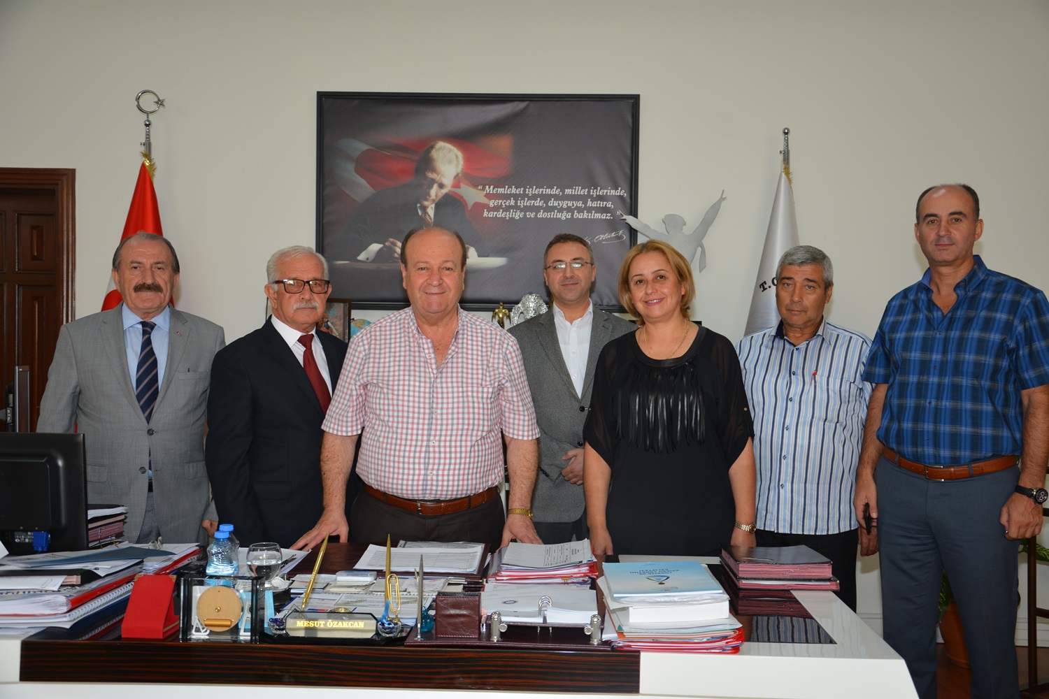 BAŞKAN ÖZAKCAN’A TEŞEKKÜR PLAKETİ