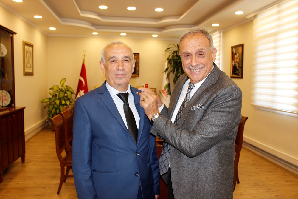 Başkan Badem’den Muhtarlar Derneği Başkanına Altın Rozet