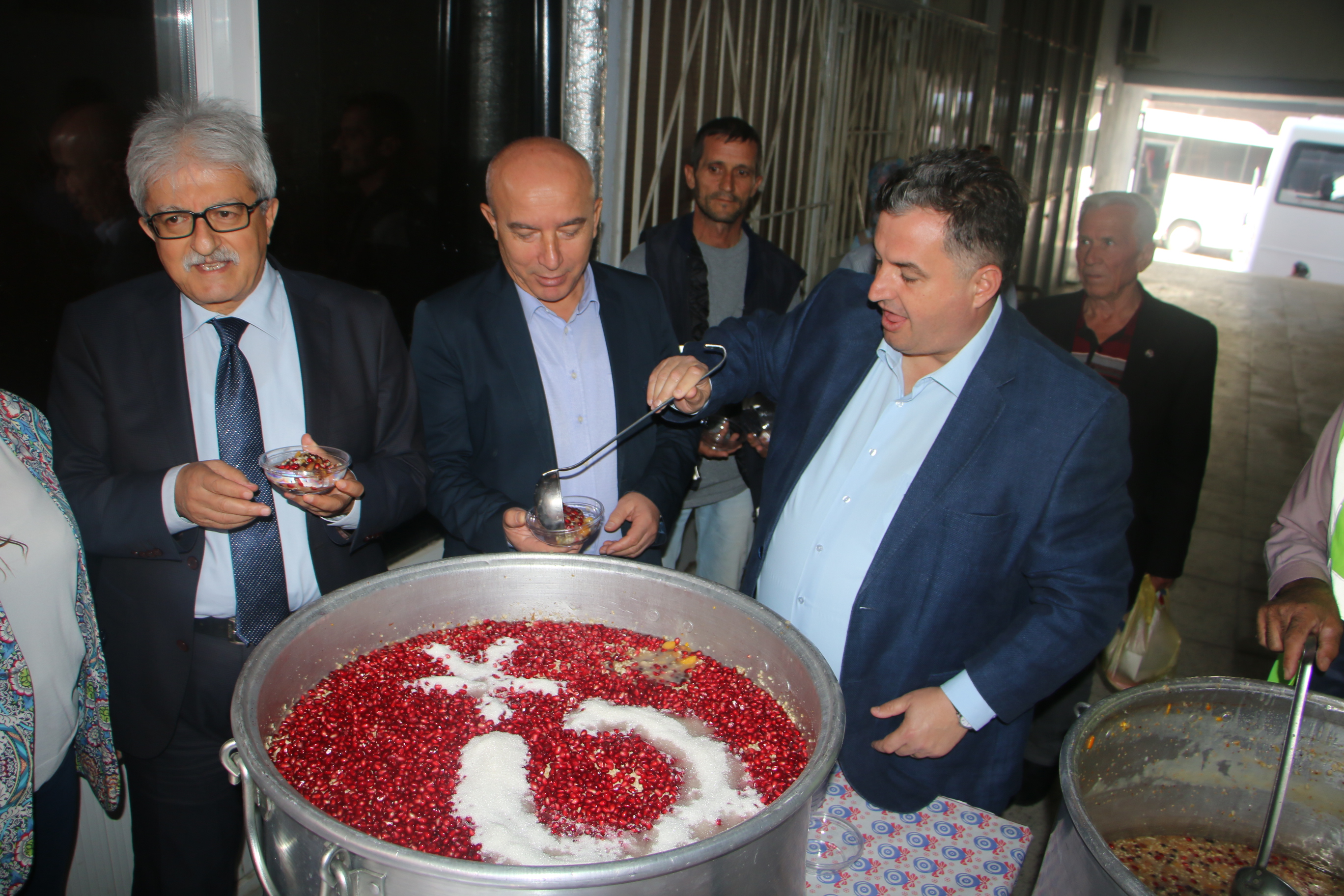 KINIK BELEDİYESİ'NDE AŞURE DAĞITILDI