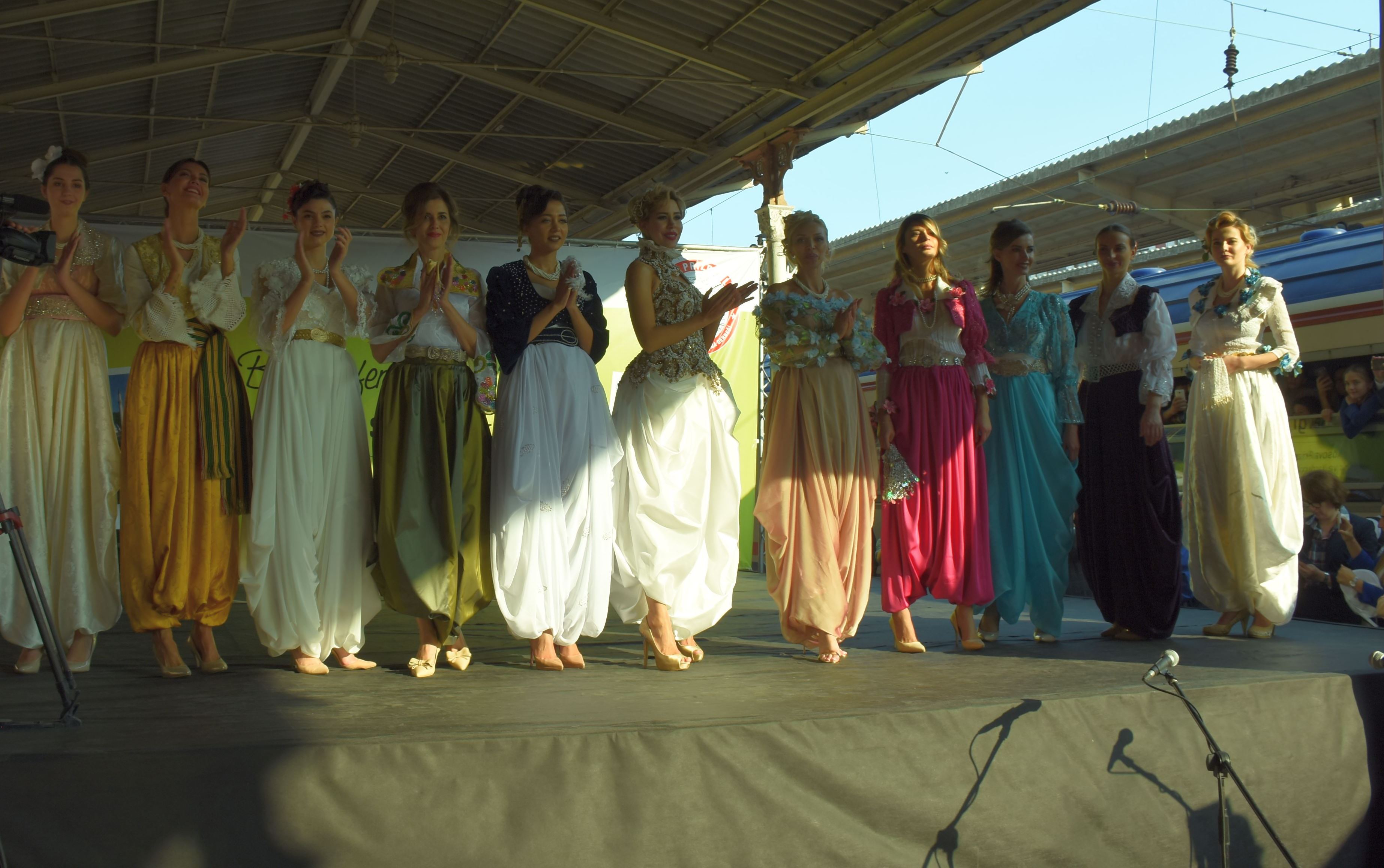 MODACI MÜESSER KURT’UN BALKAN DEFİLESİ İZLEYENLERİ BÜYÜLEDİ