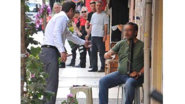 Sokak ortasında Çenesine Pompalı Tüfek Dayayıp...