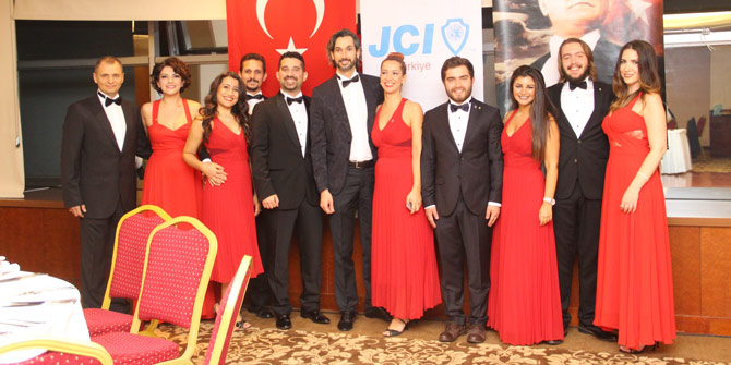 JCI İZMİR’DEN CUMHURİYETE ÖZEL VALS VE ZEYBEK GÖSTERİSİ