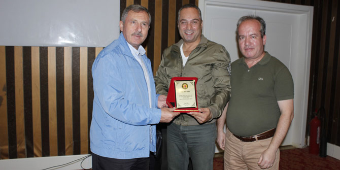 Selçuk Özdağ’a Demokrat Gazeteciler Derneği’nden teşekkür plaketi