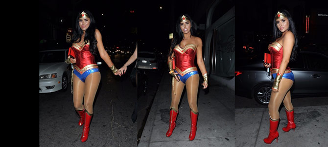 Wonder Woman kostümü giydi