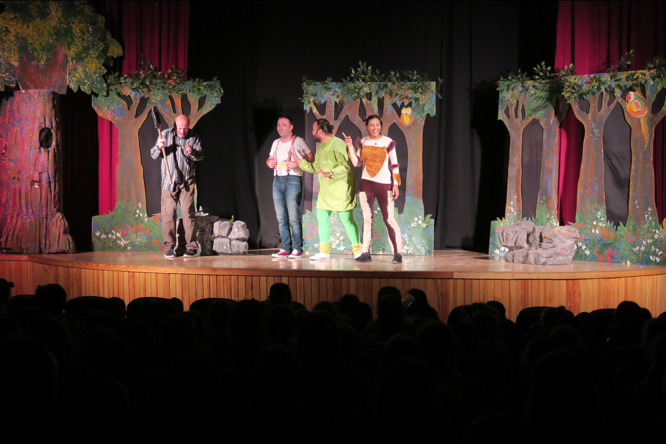 Foça’da iki oyun sahnelendi