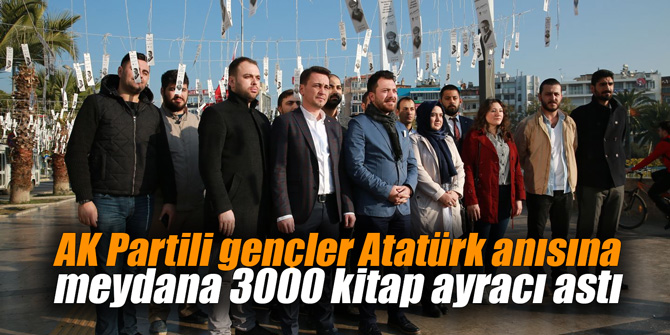 AK Partili gençler Atatürk anısına meydana 3000 kitap ayracı astı