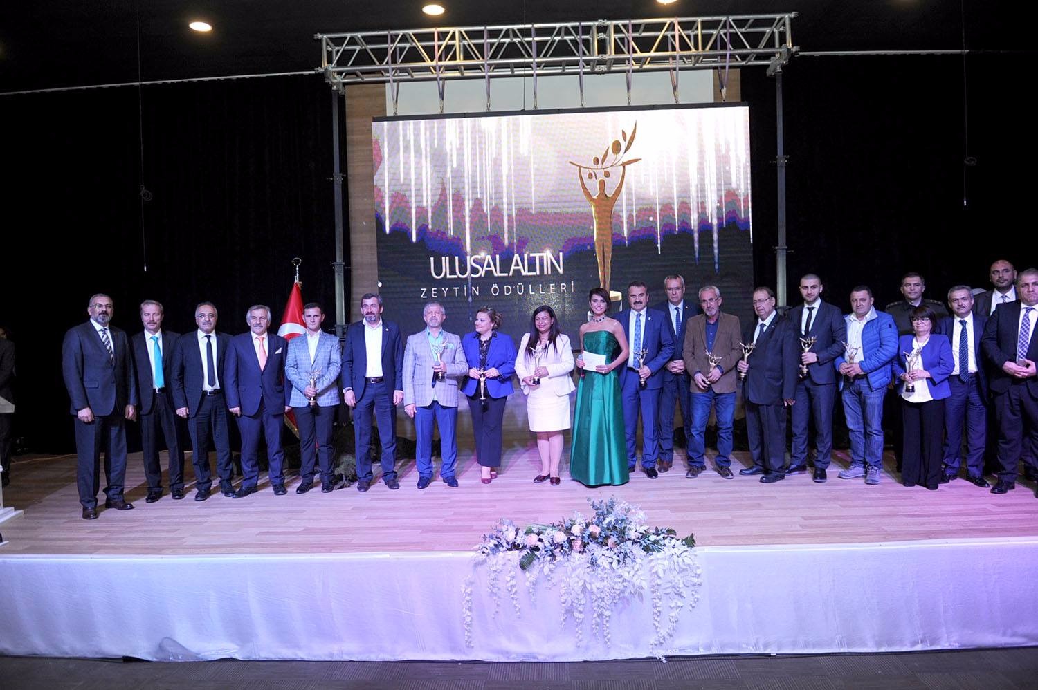 Kadri Gündeş’e Uluslararası Tanıtım Oscarı ödülü verildi