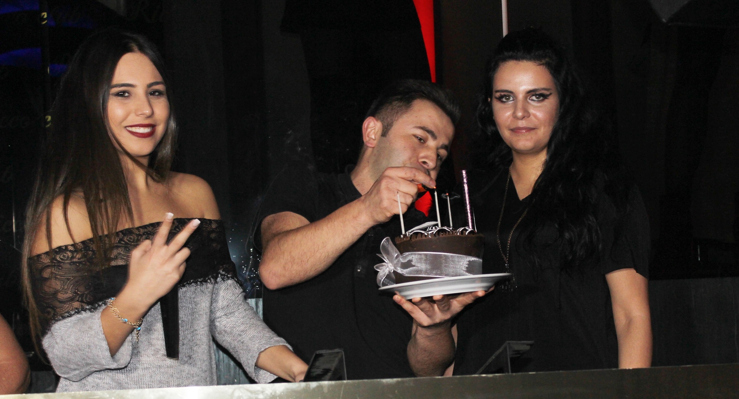 KABİNDE DOĞUM GÜNÜ KUTLADILAR