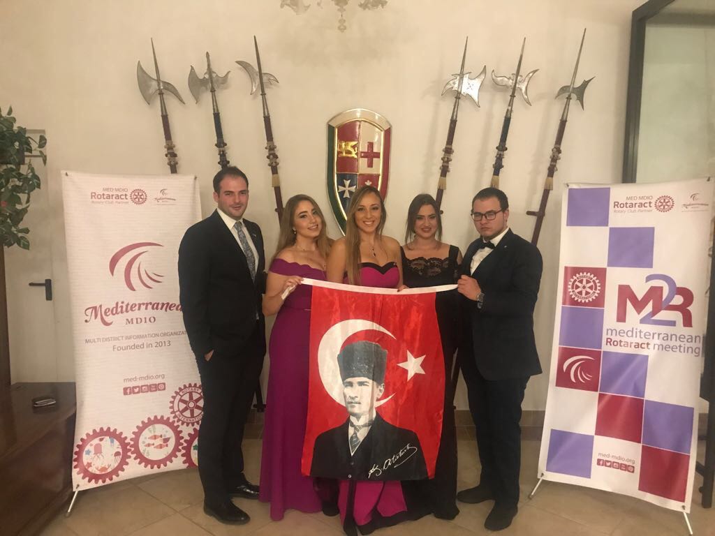 İZMİRLİ ROTARACTLAR VENEDİK'E ÇIKARMA YAPTI