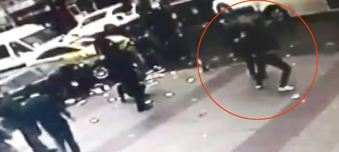 Vatandaşlar kavgayı bırakıp paraları kapıştı
