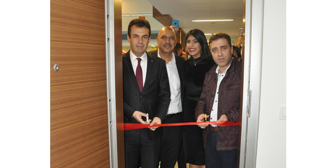 Genç avukat hukuk bürosunu açtı