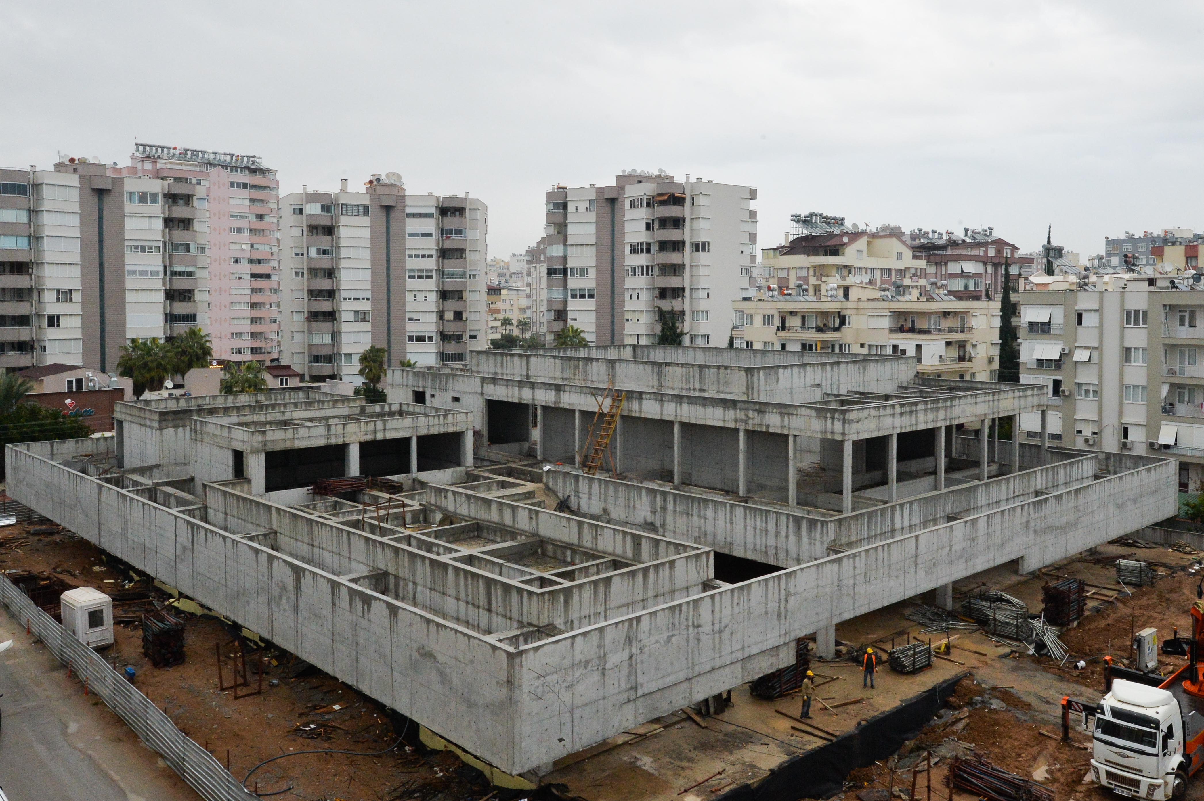 Muratpaşa'da gösteri merkezi inşaatı devam ediyor