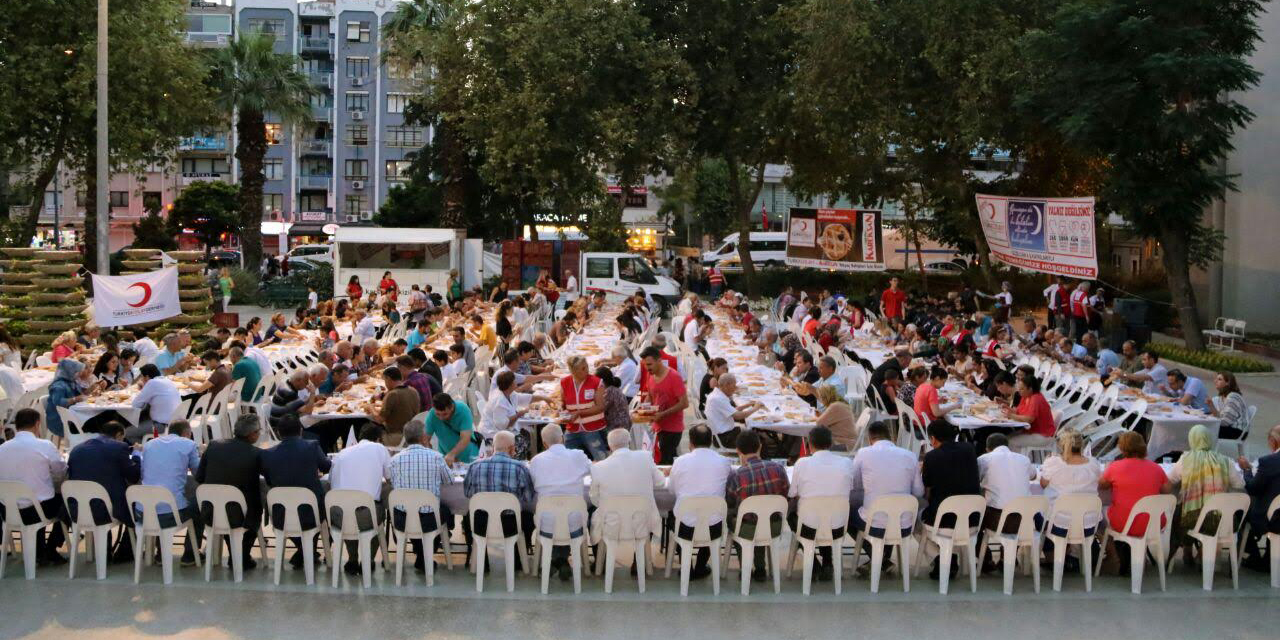 KARŞIYAKALILAR  RAMAZAN’DA BU HİLALİN ALTINDA BULUŞTU.