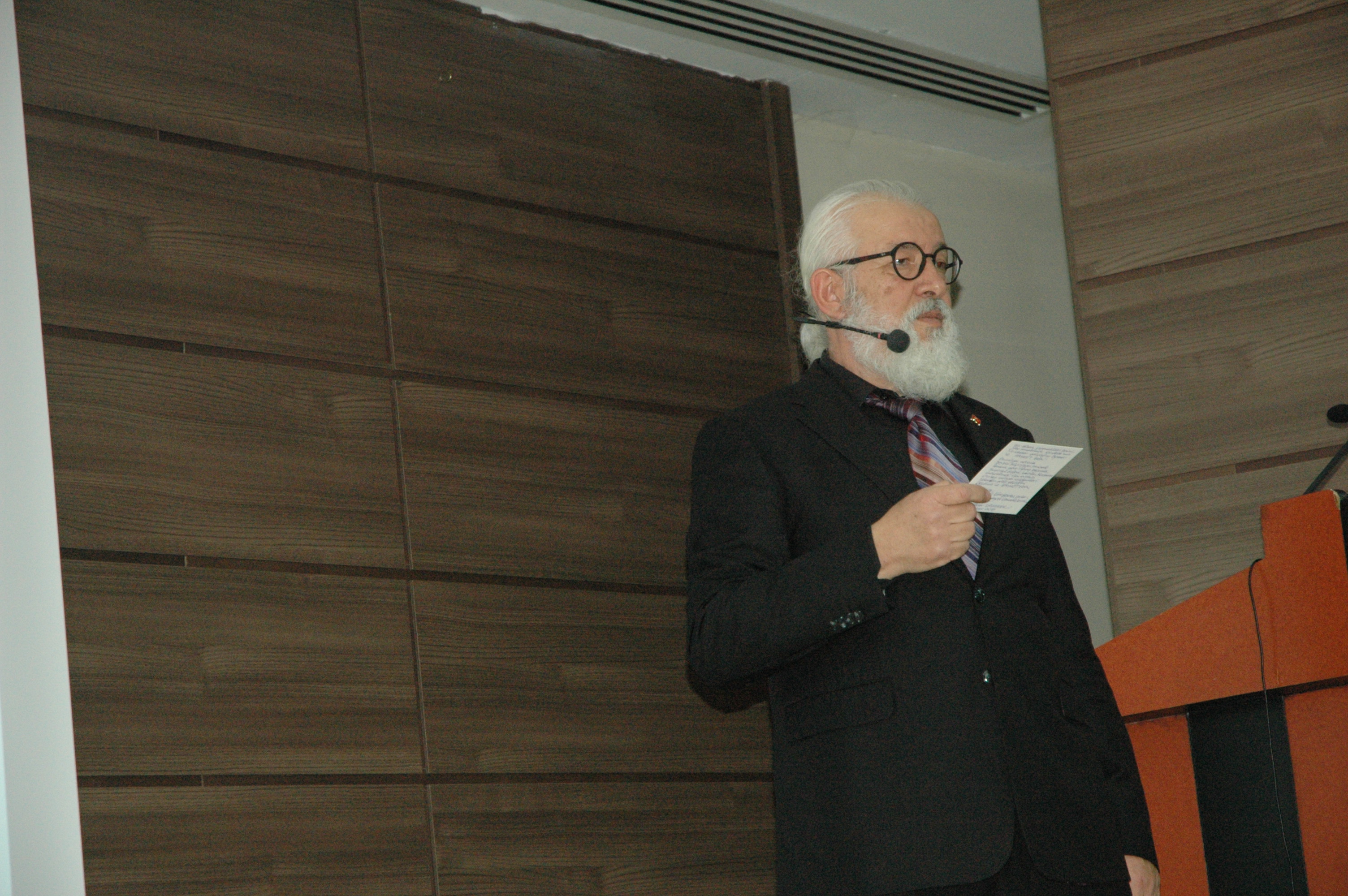 “Dil, kendi yasaları içinde yaşayan bir varlıktır”