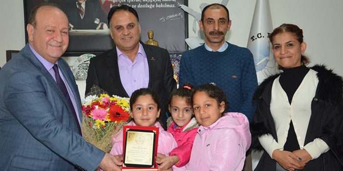 KOCAGÜR İLKOKULU’NDAN BAŞKAN ÖZAKCAN’A PLAKET