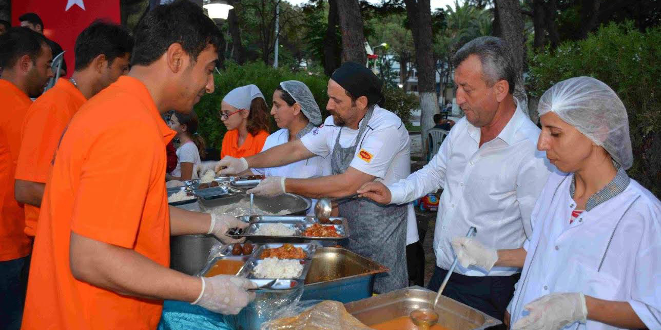 MENEMEN’DE 7 BİN KİŞİ BİRLİKTE ORUÇ AÇTI