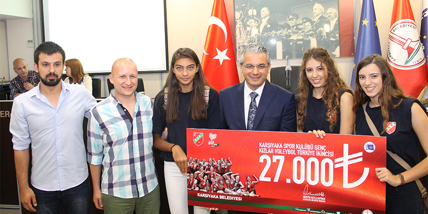 Karşıyaka Belediyesi'nden Genç Kız Voleybol Takımına Ödül