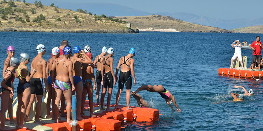 Yüzücüler Foça'da Yarıştı