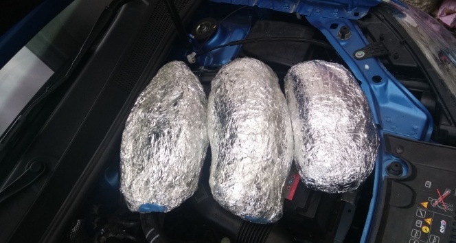 Otomobilin motorundan esrar zulası çıktı