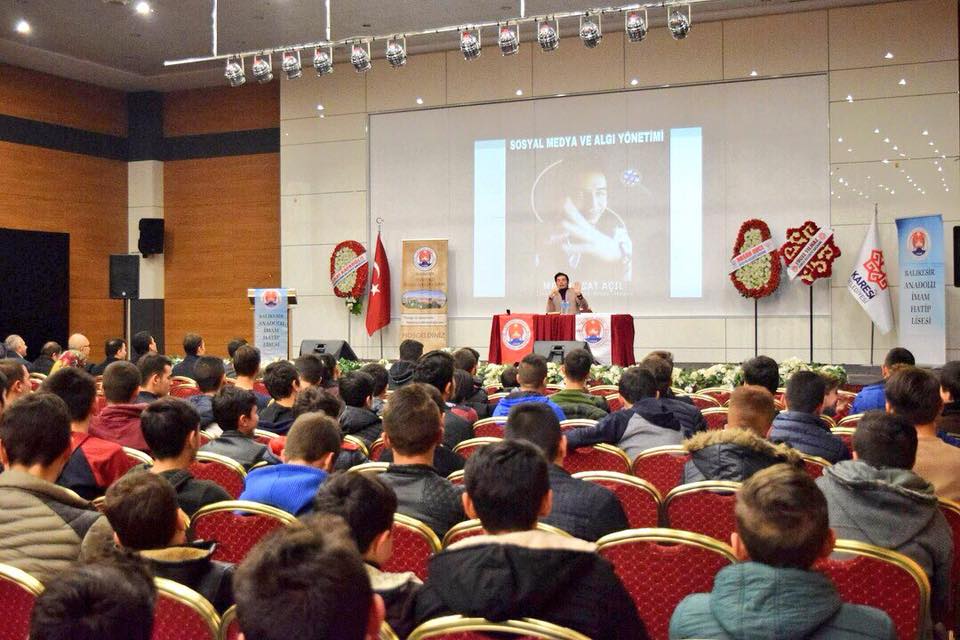 İLETİŞİM VE SOSYAL MEDYA UZMANI MELİH ESAT AÇIL BALIKESİR’DE SEMİNER TURNESİNDE