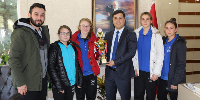 BAŞARILI KARATECİLER SEVİNÇLERİNİ İL MÜDÜRÜ ÖZTÜRK'LE PAYLAŞTILAR