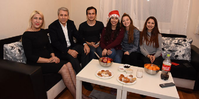 Rektör Prof. Dr. Budak, yılbaşında öğrencilerin evindeydi