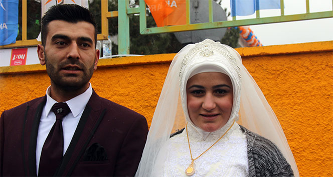 Gelinlik ve damatlıkla oraya gittiler
