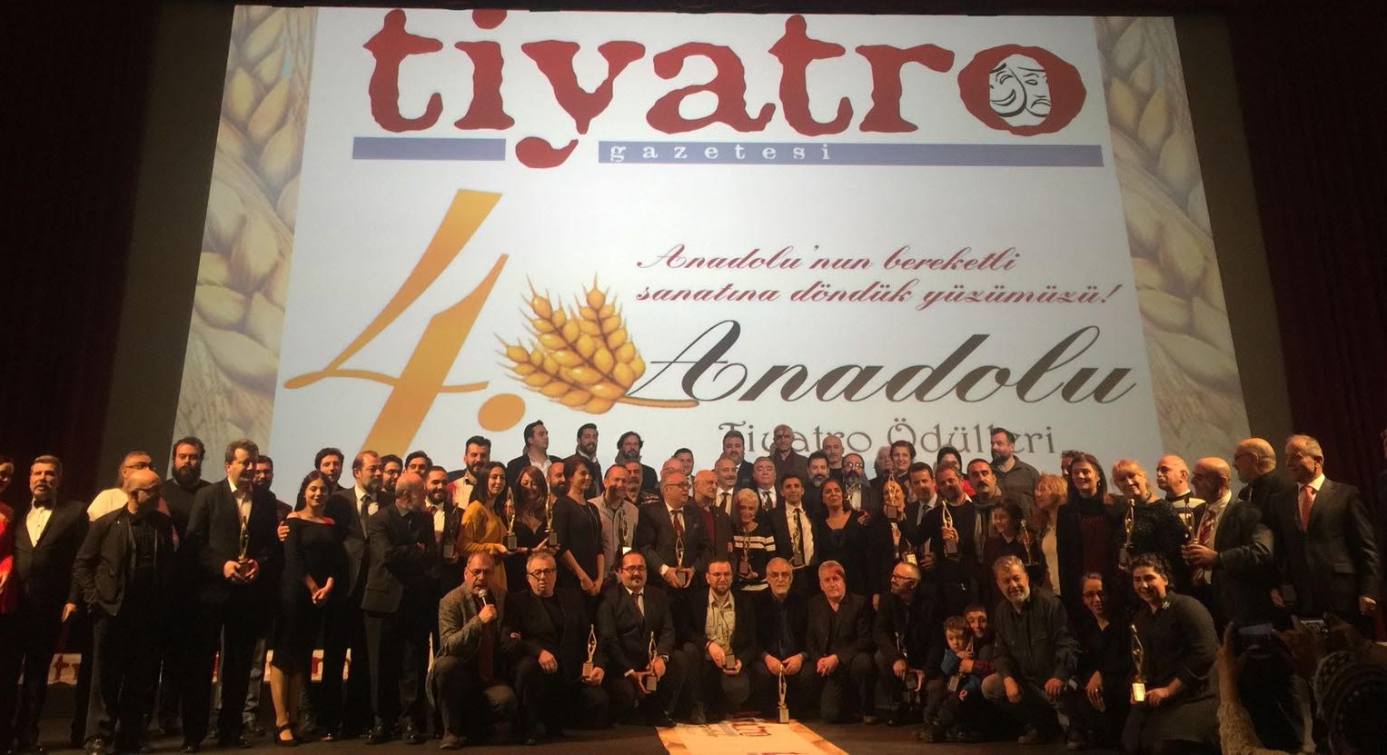 Urla’nın tiyatrosu Toprak Sahne’ye Başarı Emek Ödülü 
