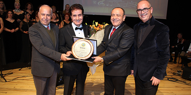 İZSİAD Korosu ve Tunca dinleyenlerin kulaklarının pasını sildi