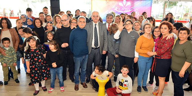 Muratpaşa'da özel çocuklar anneleri için sahnedeydi