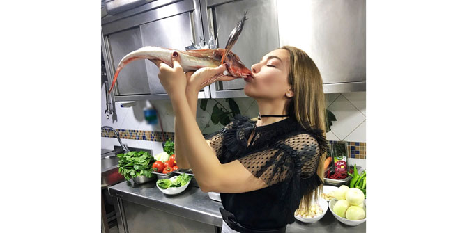 Fulin balıkla öpüştü