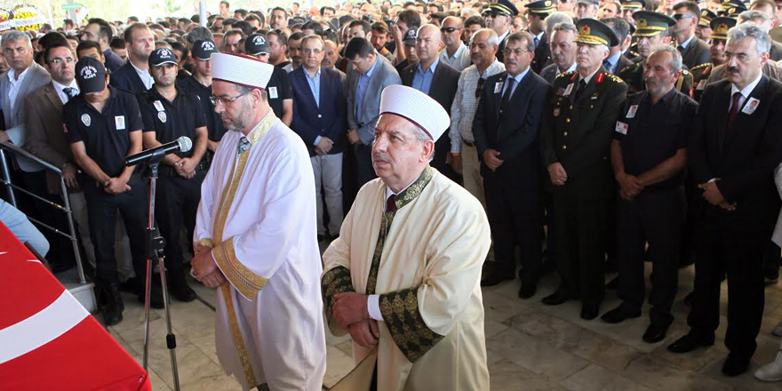 Bayraklı Şehidini Binlerle Uğurladı