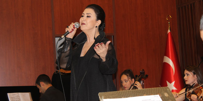 Melihat Gülses, sesiyle Ege’yi büyüledi