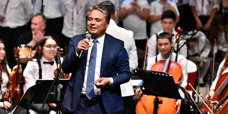 Başkan Uysal gençlerle aynı sahnede