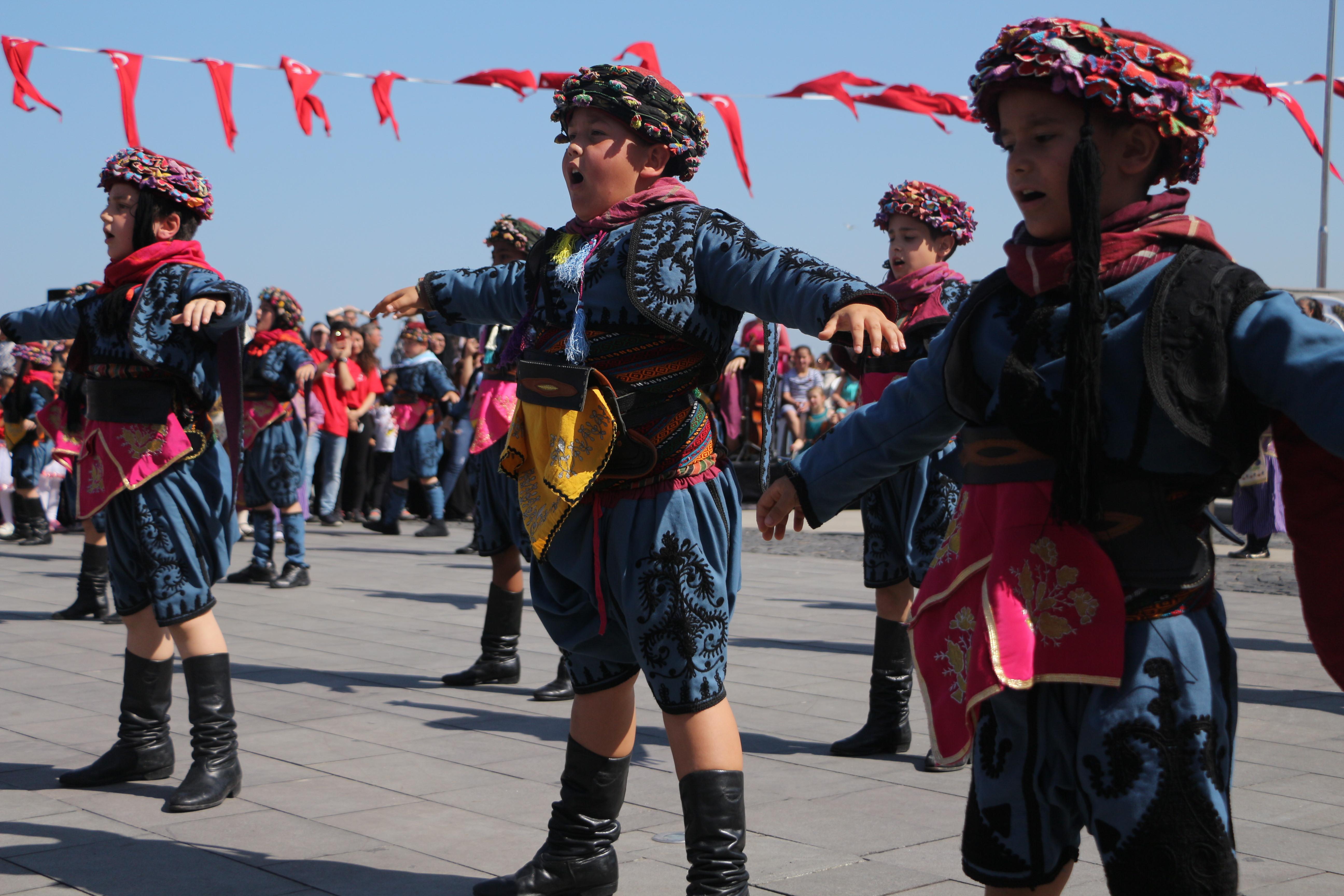 KUŞADASI’NDA RENKLİ 23 NİSAN