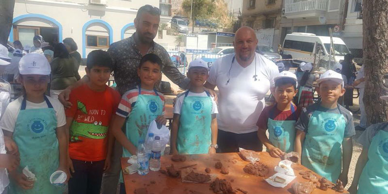 Serdar Tüzün, Çeşme'de çocukların yanında