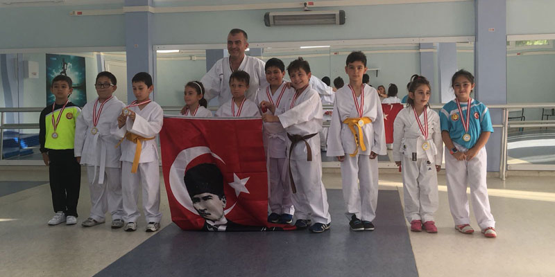 Foçalı karatecilerin gençlik yarışı
