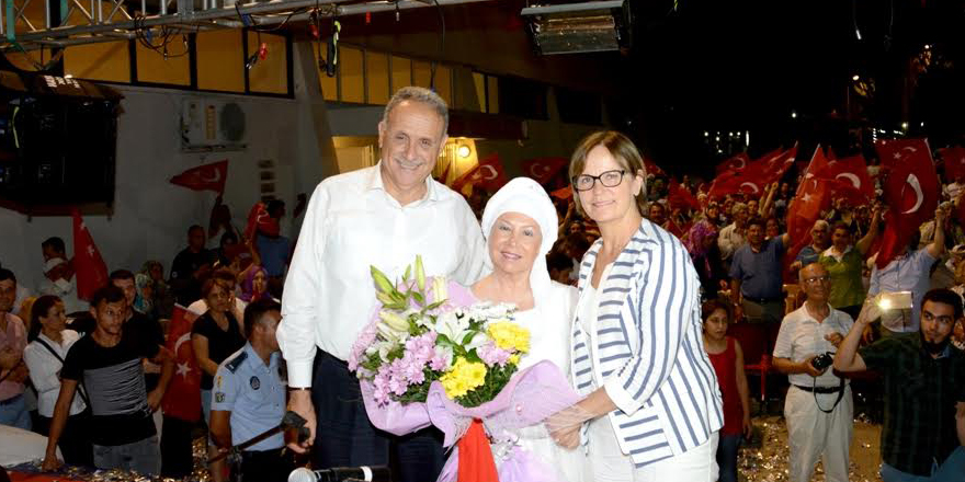 Bedia Akartürk Ödemiş'te Demokrasi Nöbetine Katıldı