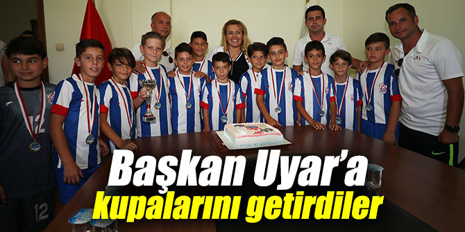 Kupalarını Başkan Uyar’a getirdiler