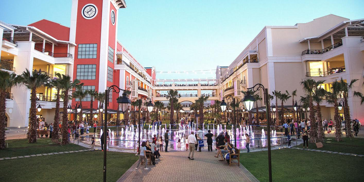 Mimarisiyle eski İzmir'i yaşatıyor