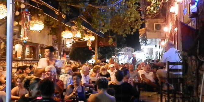 VEDAT SAKMAN, FOÇA’DA ŞARKILARINI SESLENDİRDİ