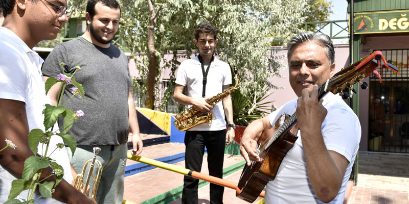 Başkan Uysal, genç müzisyenlerle bir arada