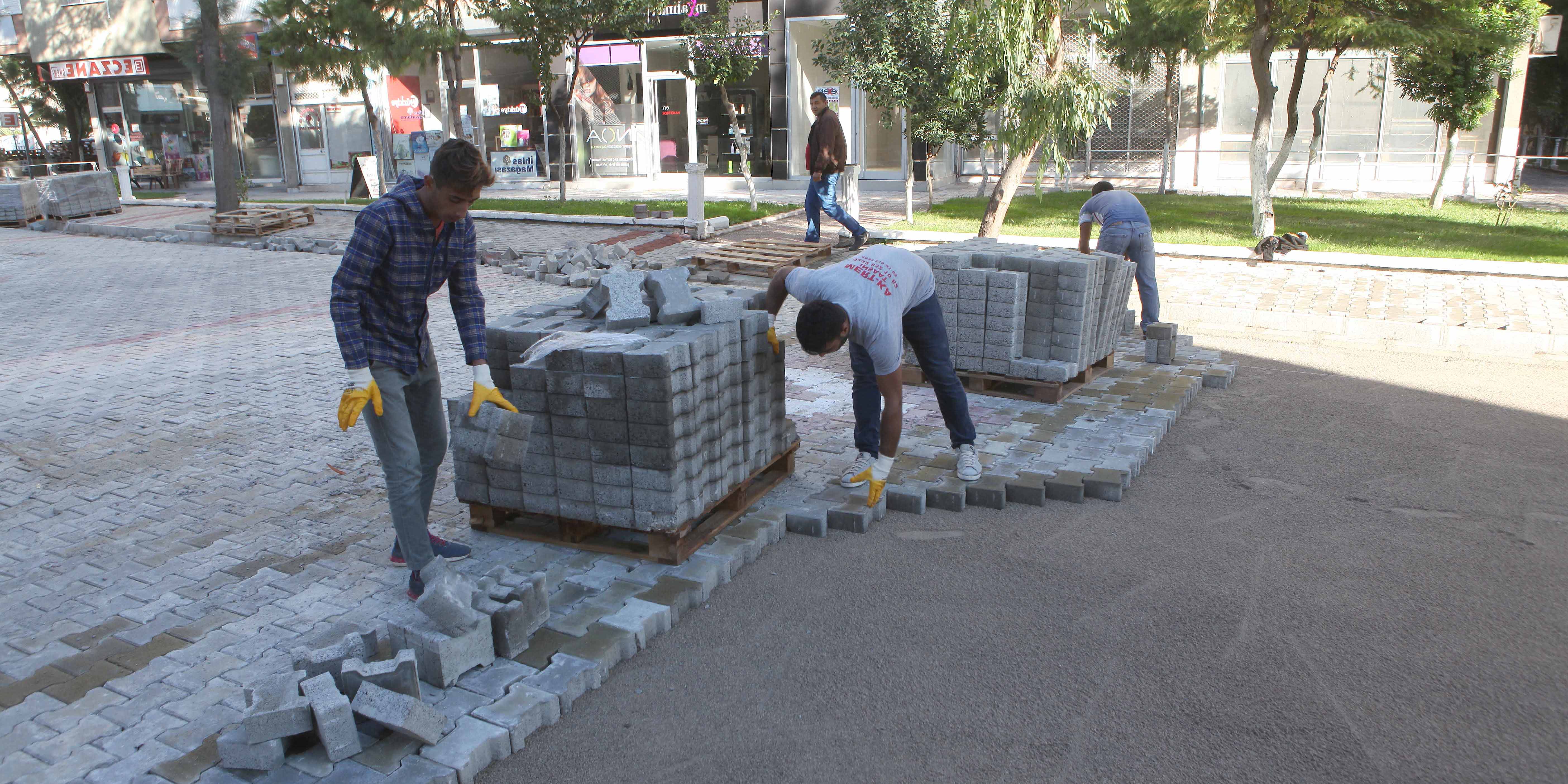 Bayraklı sokaklarına kilit parke